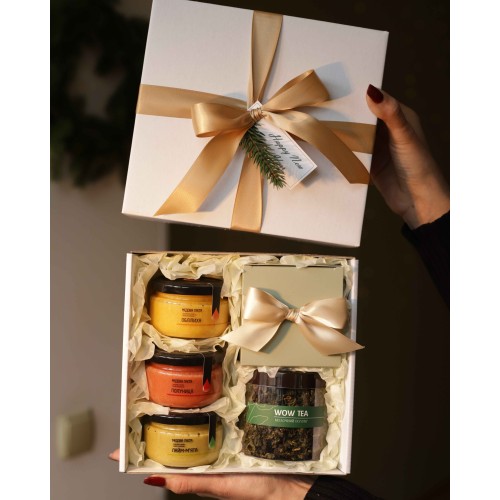 Новорічний подарунок. Чайно-медовий бокс зі свічкою Новорічний подарунок. Чайно-медовий бокс зі свічкою